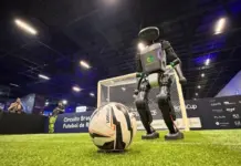 Robôs humanoides jogando futebol na Arena Robot Park da Eletrolar Show 2026