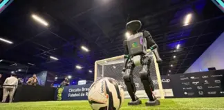 Robôs humanoides jogando futebol na Arena Robot Park da Eletrolar Show 2026
