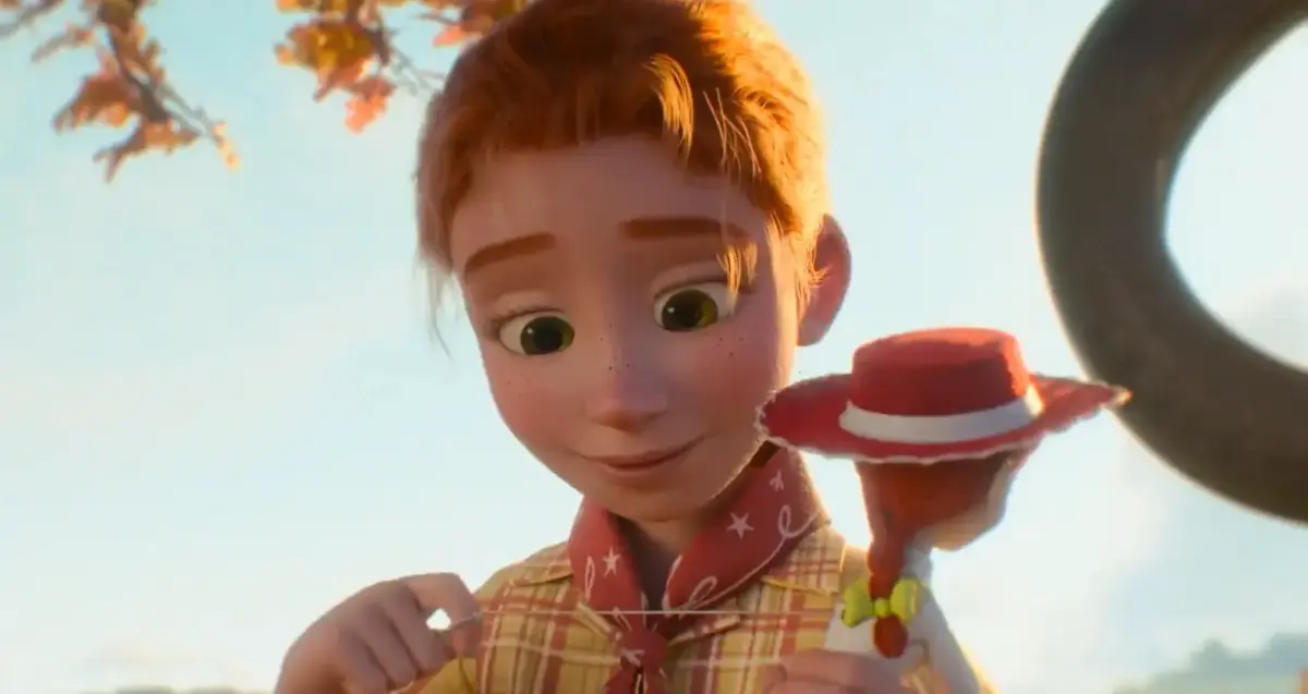 Emily segurando o chapéu de Jessie em cena de Toy Story 5, com o rosto da personagem revelado pela primeira vez na franquia