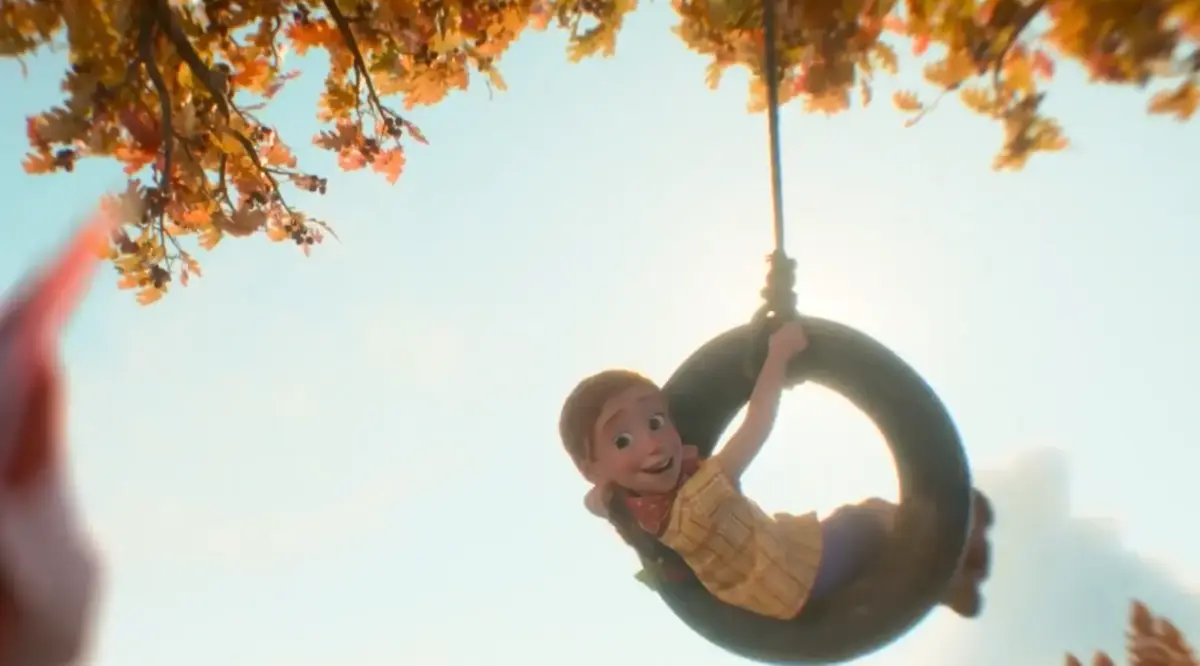 Emily brincando em balanço de pneu em cena de Toy Story 5, com Jessie segurando a corda em primeiro plano