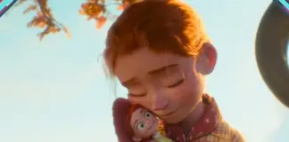Jessie e Emily em cena de flashback de Toy Story 5, com o rosto completo da dona sendo revelado pela primeira vez