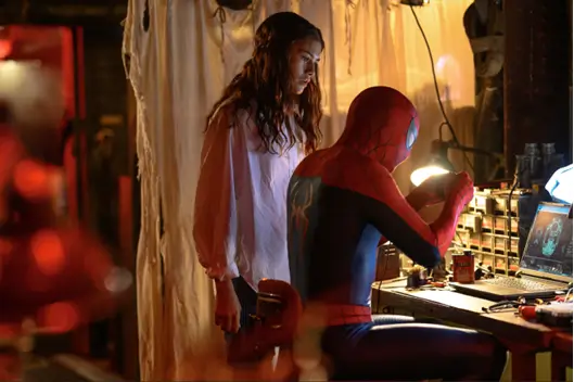 Homem-Aranha: Um Novo Dia destaca a luta de Peter para reconquistar MJ no novo trailer 1 MJ e Homem-Aranha investigando em Homen-Aranha: Um Novo Dia
