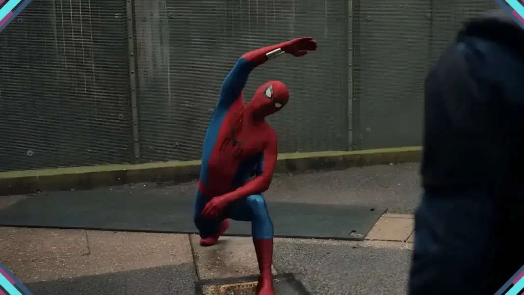 Tom Holland como Homem-Aranha em cena de Homem-Aranha: Um Novo Dia, filme que mostra Peter Parker tentando reconquistar MJ após Sem Volta para Casa.