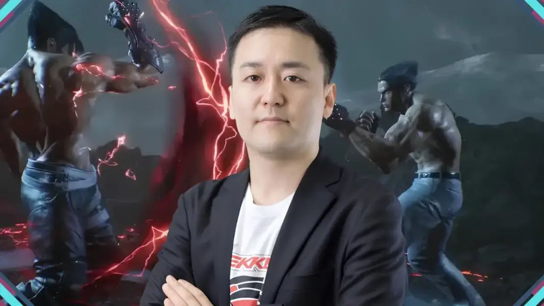 Kohei Ikeda, diretor de Tekken 8 e Tekken 7, com gameplay do jogo da Bandai Namco da franquia Tekken ao fundo