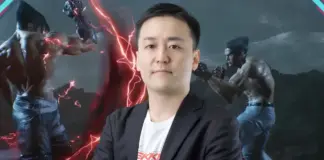 Kohei Ikeda, diretor de Tekken 8 e Tekken 7, com gameplay do jogo da Bandai Namco da franquia Tekken ao fundo