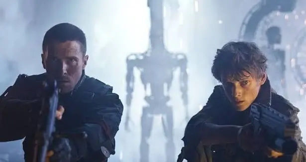 Anton Yelchin: 10 anos sem o eterno Pavel Chekov de Star Trek 2 Do lado esquerdo Christian Bale em O Exterminador do Futuro: A Salvação, e Anton Yelchin como Kyle Reese, pai de John Connor.