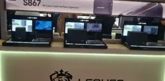 Produtos da Lenyes exibidos durante a Eletrolar Show 2026, incluindo fones, acessórios e dispositivos eletrônicos.