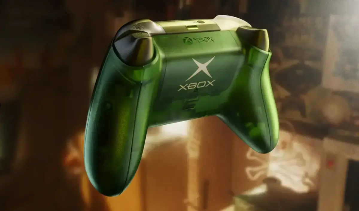 Xbox Series X25 é revelado com design inspirado no console original de 2001 3 Vista traseira do controle X25 em verde translúcido com o logo clássico do Xbox original em destaque — o "X" grande que remete diretamente ao primeiro controle de 2001. Acabamento semitransparente deixa a estrutura interna levemente visível.
