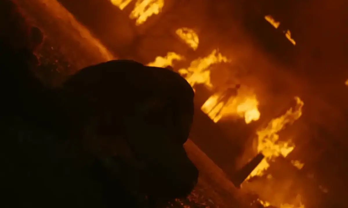 Crítica: A Morte do Demônio: Chamas 2 Cena com personagem em momento crítico no filme A Morte do Demônio: Chamas