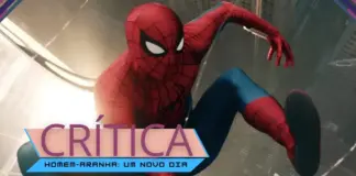 Tom Holland como Peter Parker em uma cena de ação de Homem-Aranha: Um Novo Dia durante seu balanço entre os prédios de Nova York.