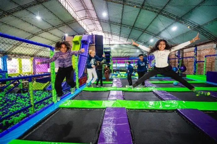 PopHaus e Wet'n Wild lançam combo de férias durante o mês de julho 1 PopHaus: atrações indoor como trampolins, escorregadores gigantes, circuitos de aventura, paredes de escalada e brinquedos infláveis.