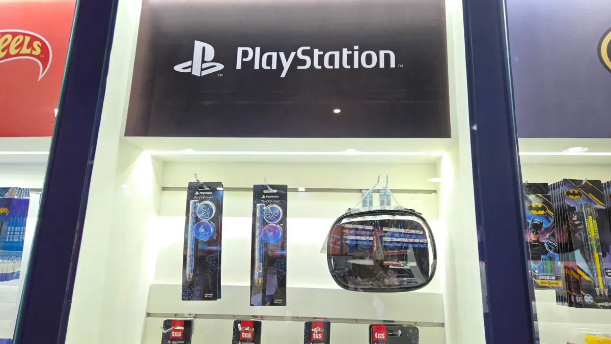 Canetas, estojos e acessórios da linha PlayStation em exposição na Escolar Office Brasil 2026.