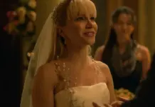 Cena de Elize: Sombras de uma Mulher mostra a protagonista em um ambiente escuro durante o thriller da Netflix.