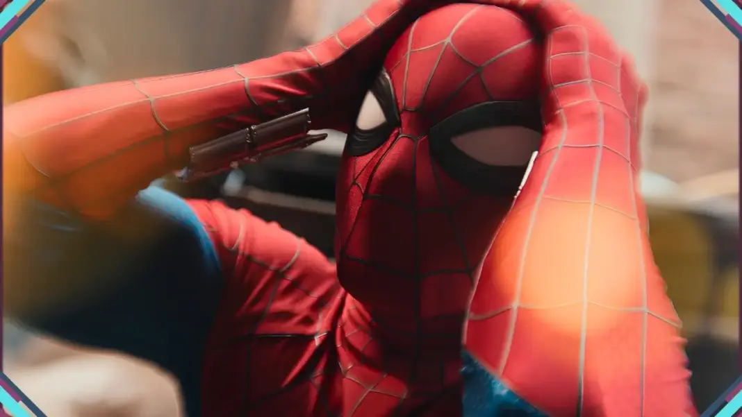 Tom Holland como Homem-Aranha em cena de Homem-Aranha: Um Novo Dia.