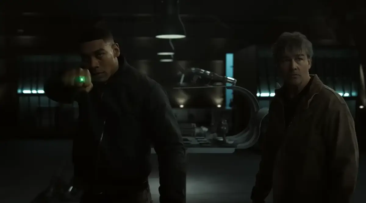 Lanternas — Temporada 1 | Cronograma dos episódios 2 Hal Jordan (Kyle Chandler) e John Stewart (Aaron Pierre), dois integrantes da Tropa dos Lanternas Verdes.