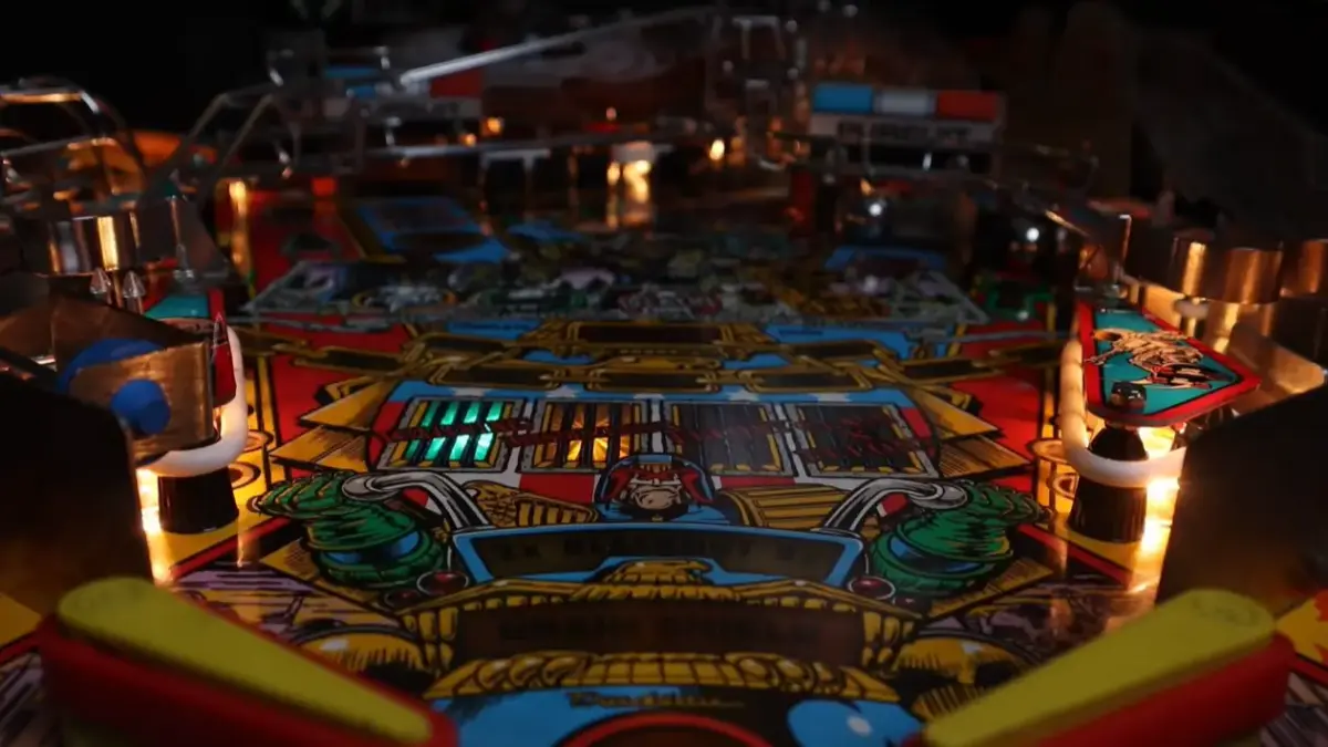 Mega-City One uma das mesas do jogo em Pinball FX de Judge Dredd