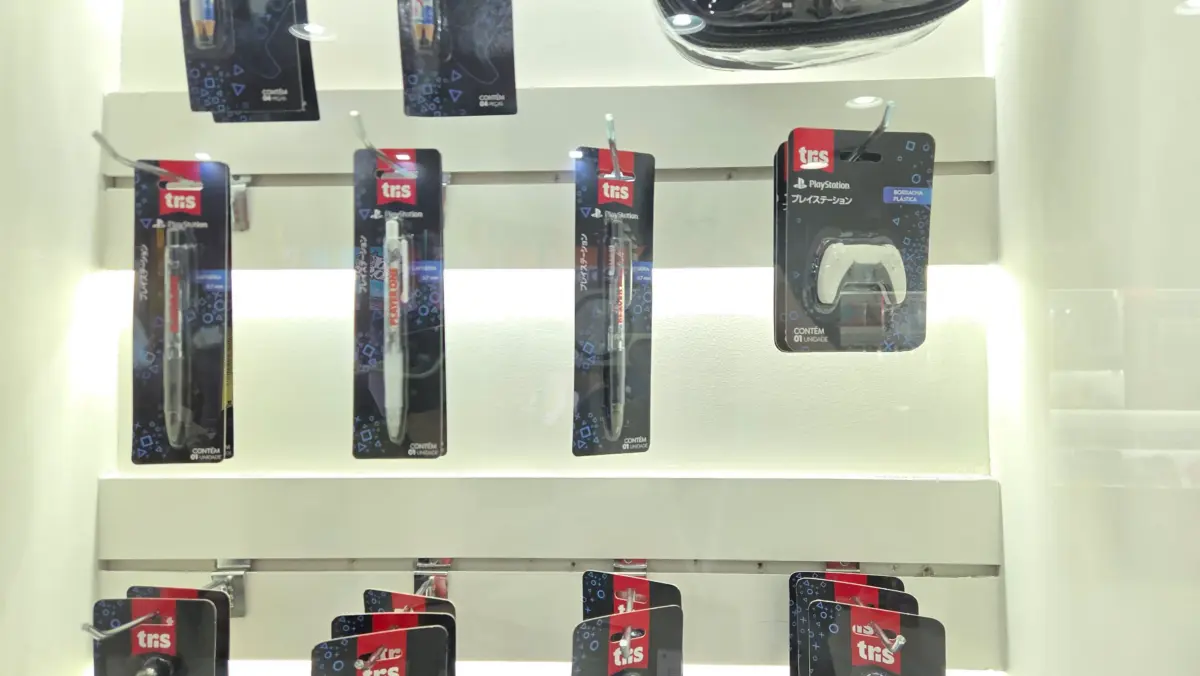 Itens da coleção de papelaria PlayStation com referências ao DualSense e aos consoles da marca.