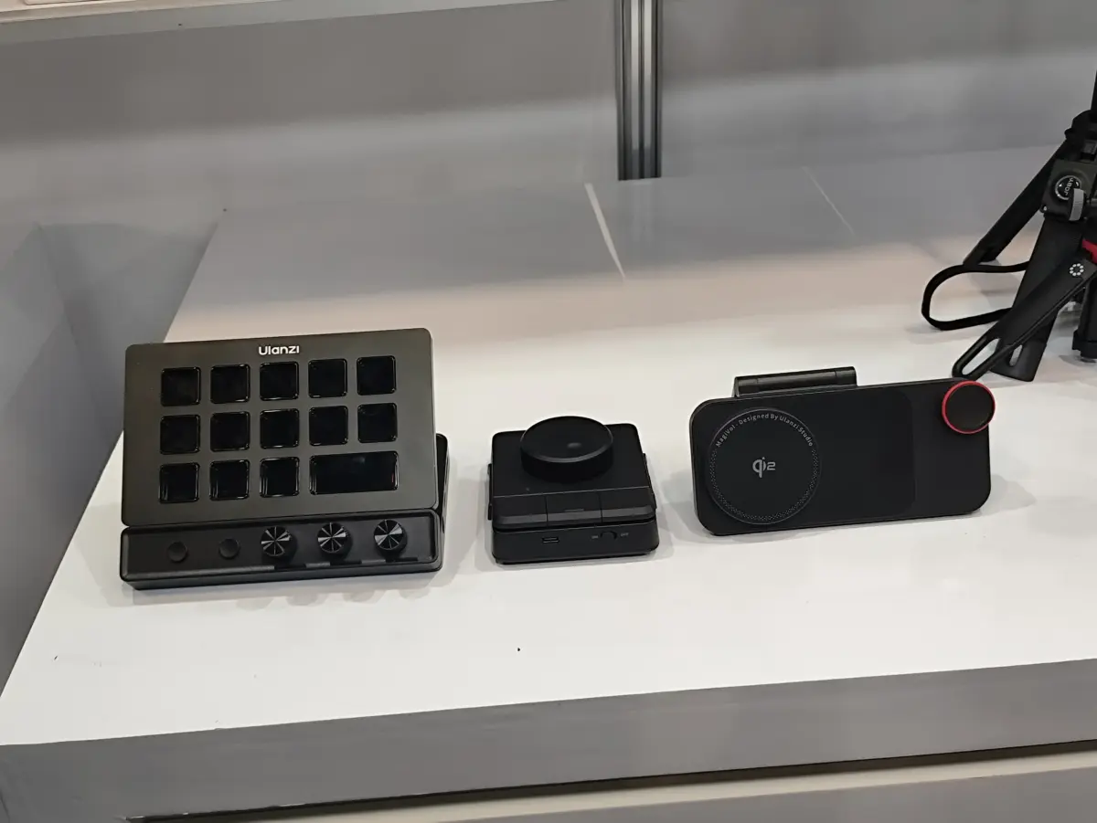Stream Deck da Ulanzi ao lado de equipamentos com controles por toque
