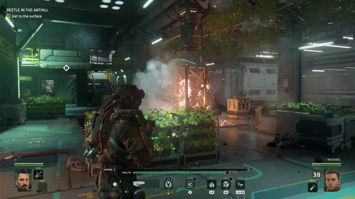 Cenário dentro de uma base e ação de gameplay em The Expanse: Osiris Reborn.