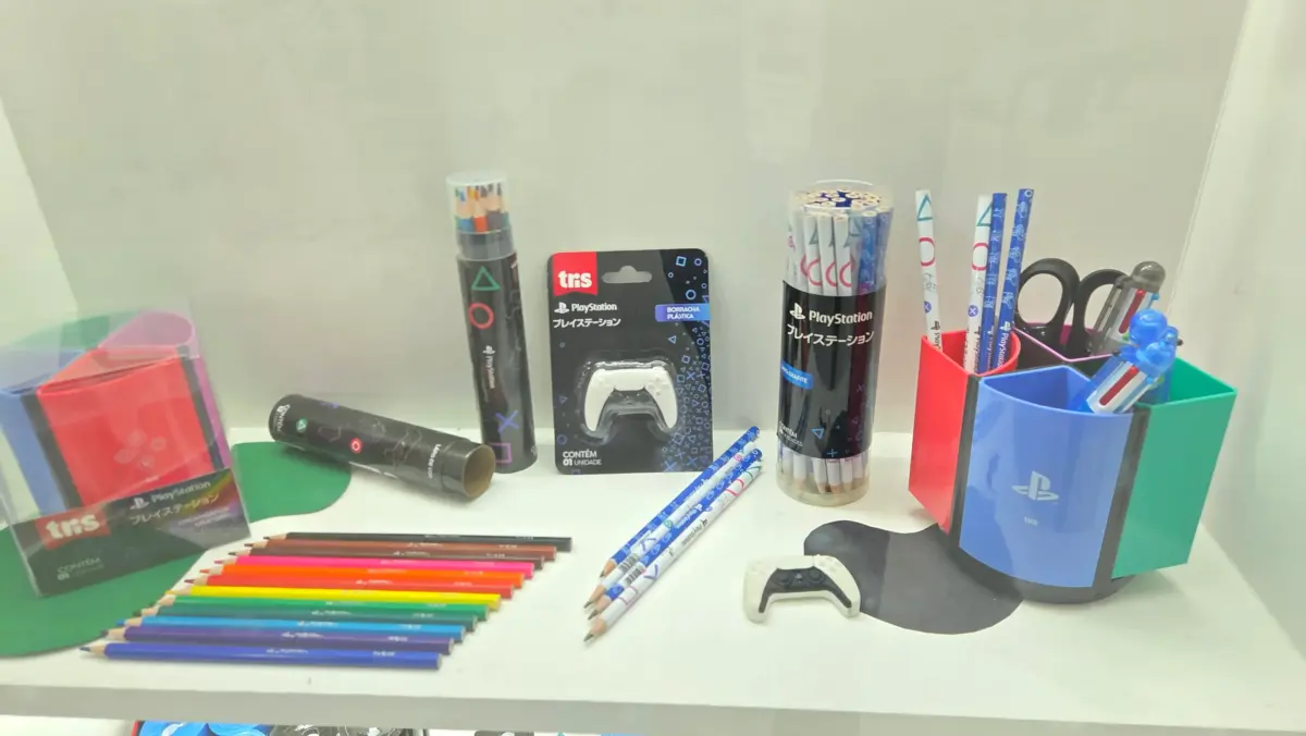 Linha de papelaria oficial do PlayStation apresentada durante a Escolar Office Brasil 2026