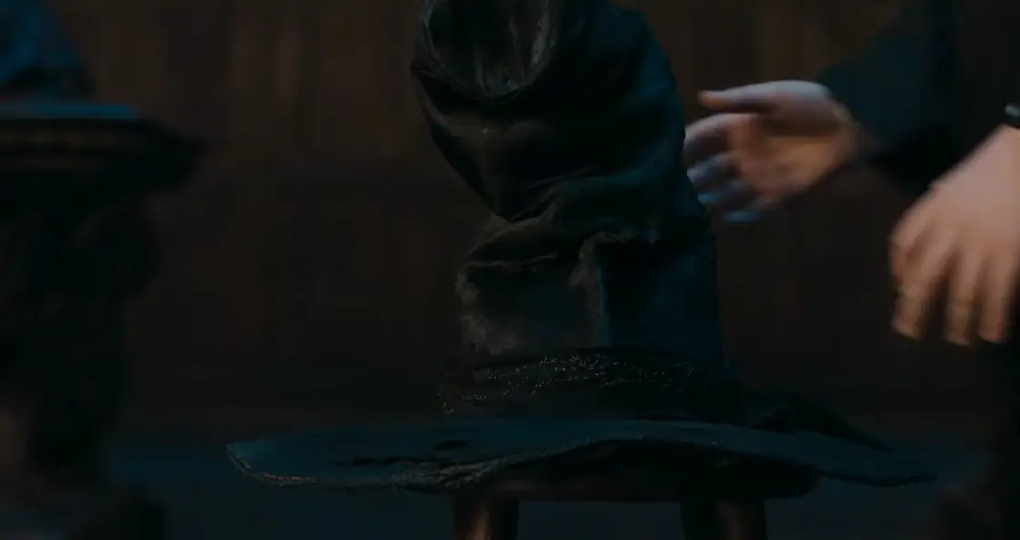 Harry Potter: novo teaser trailer mostra Harry, Hermione e Ron em Hogwarts 1 Chapéu Seletor e a definição das casas de Hogwarts, na série Harry Potter