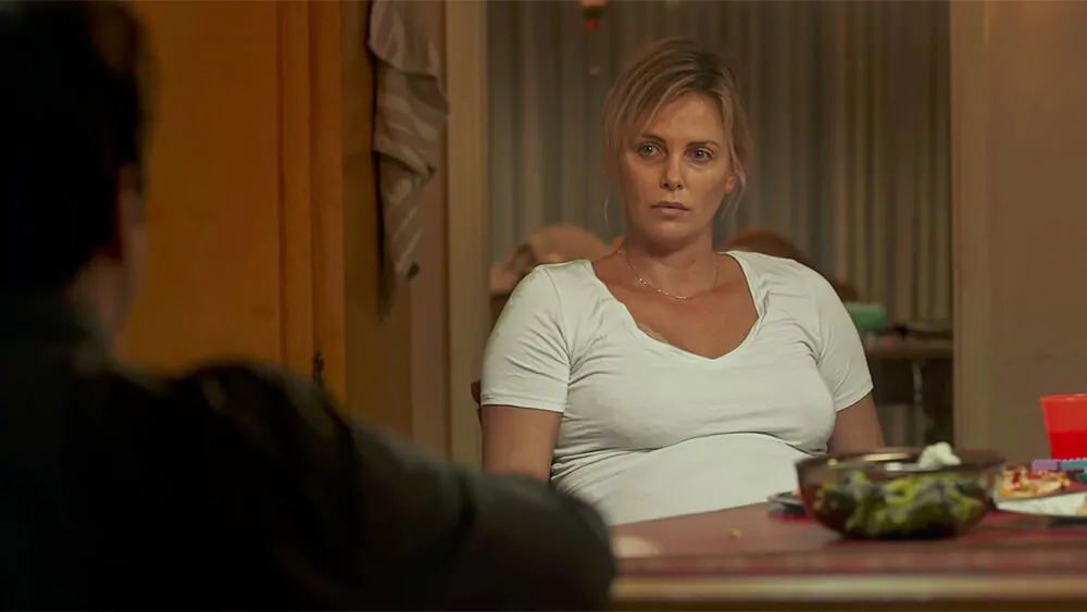 Tully, comédia com Charlize Theron, ganha pôster