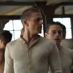 Charlie Hunnam e Rami Malek presos na ilha do diabo em "Papillon"