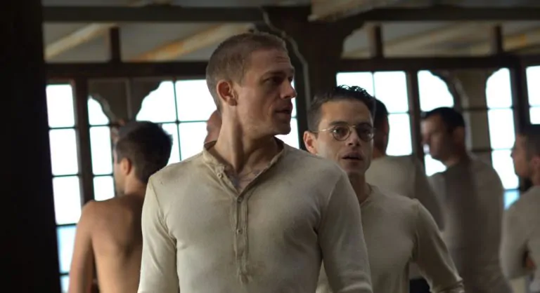 Charlie Hunnam e Rami Malek presos na ilha do diabo em “Papillon”
