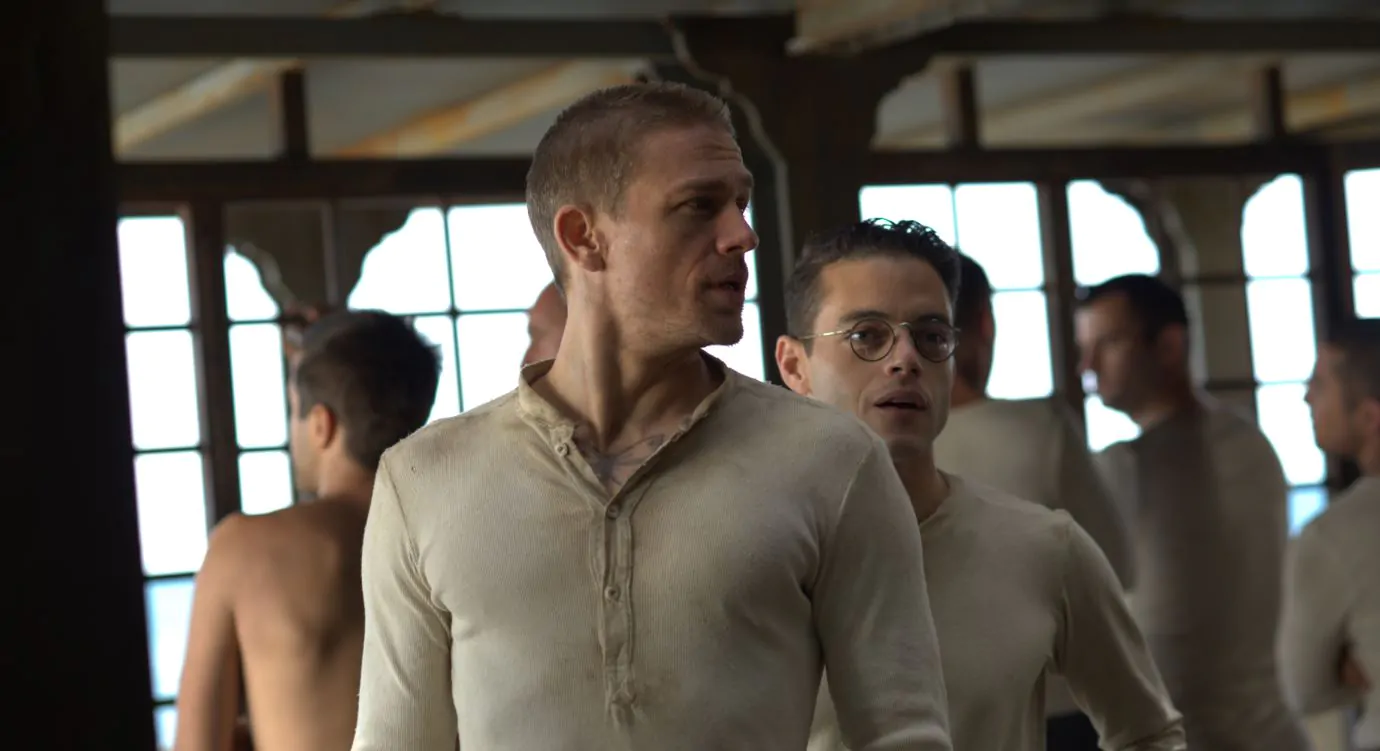 Charlie Hunnam e Rami Malek presos na ilha do diabo em 