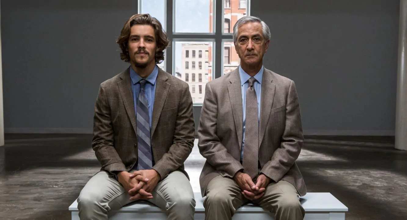 Brenton Thwaites irá entrevistar DEUS em seu novo filme