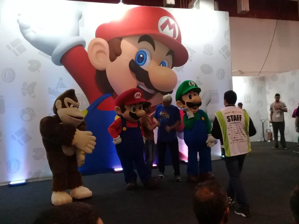 Mascotes oficiais de Mario, Luigi e Donkey Kong junto com Charles Martinet / Foto reprodução Meugamer.com
