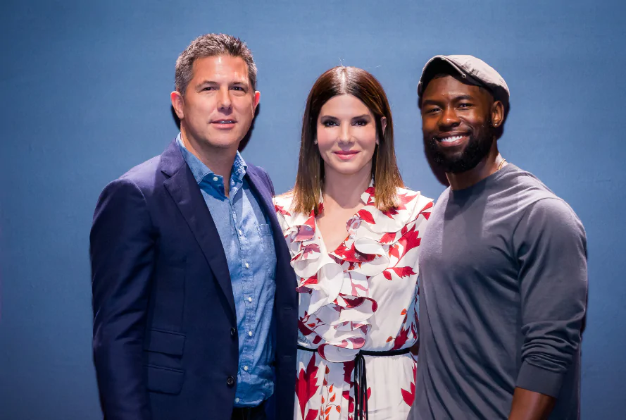 Sandra Bullock e elenco de Stranger Things encerram o ultimo dia da CCXP