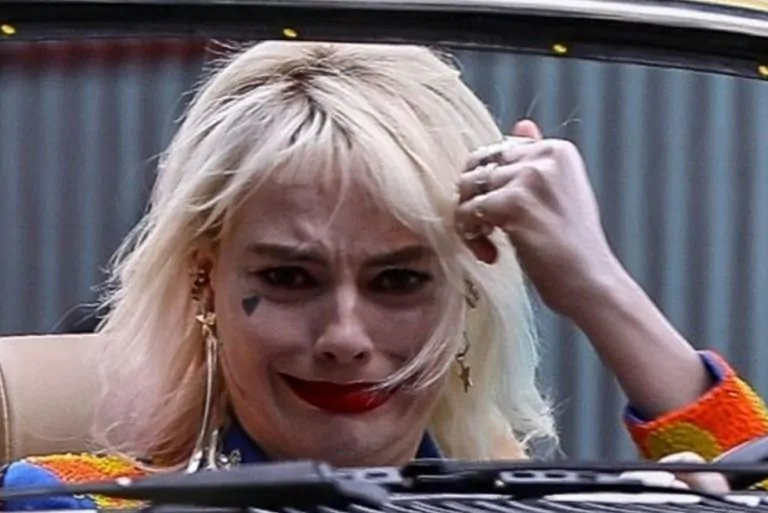 Margot Robbie, novas imagens como Arlequina em set de “Aves de Rapina”