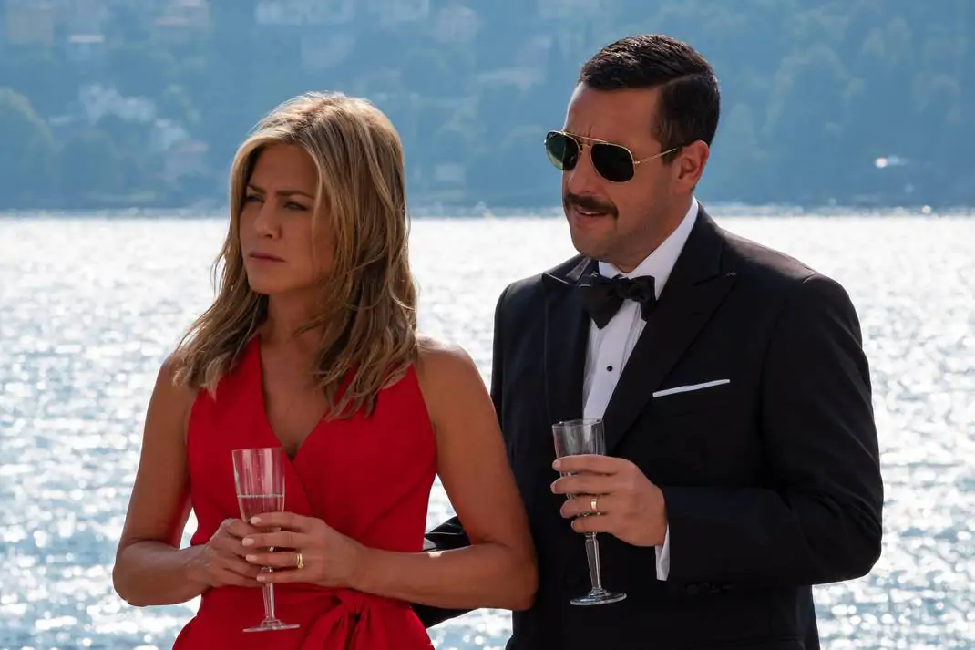 Mistério no Mediterrâneo, novo filme Netflix com Adam Sandler ganha fotos