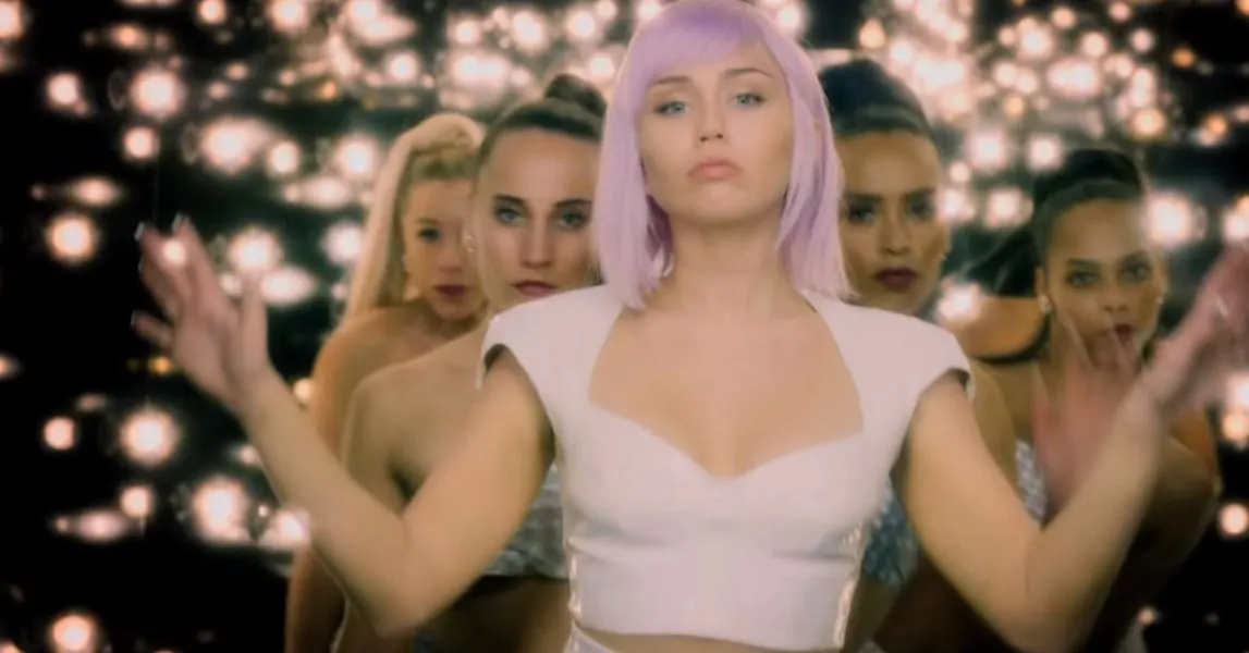 Black Mirror: Trailer da Quinta temporada revela Miley Cyrus