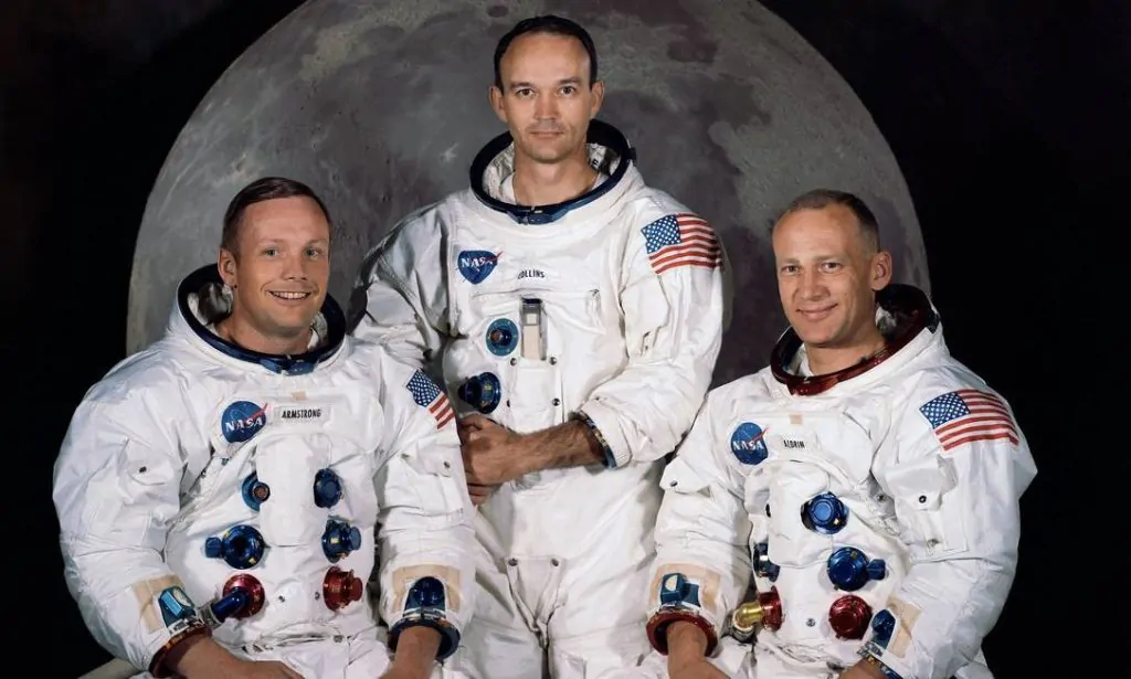 Os astronautas Collins, Aldrin e Armstrong pela ordem na foto