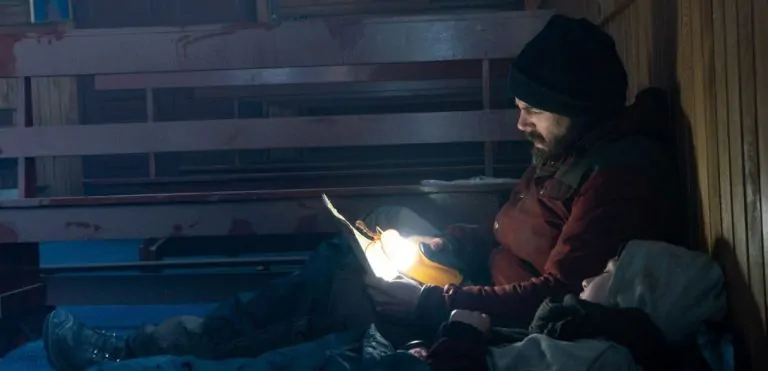 Casey Affleck sobrevivendo com sua filha em trailer de ‘A Luz No Fim do Mundo’