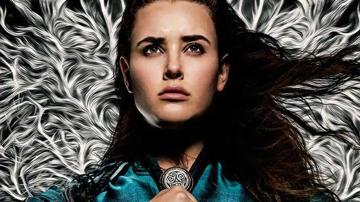 Katherine Langford em novas imagens da série 'Cursed' da Netflix