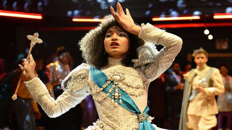 Terceira temporada de "Pose" deve cortar cenas de beijo e do baile devido a pandemia