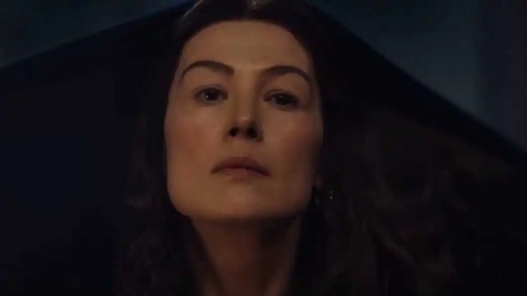 Rosamund Pike em A Roda do Tempo do Prime Video disponível