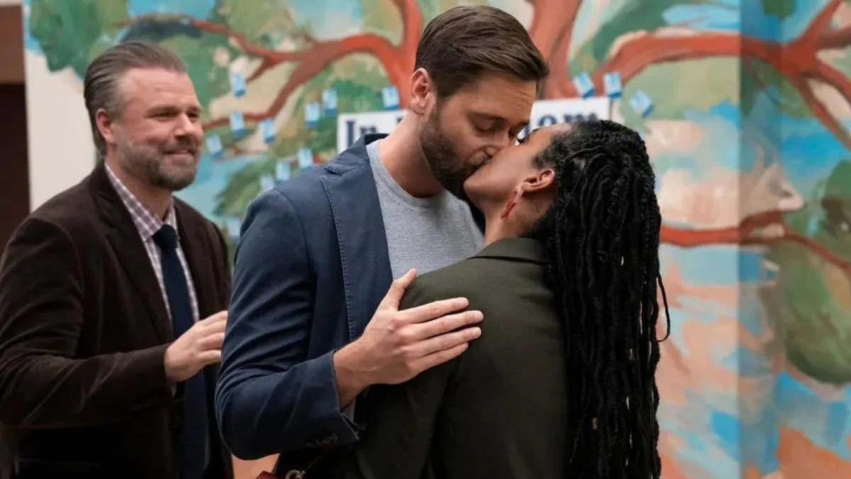 Ryan Eggold e Freema Agyeman se beijam em promo do 4x03 de Hospital New Amsterdam