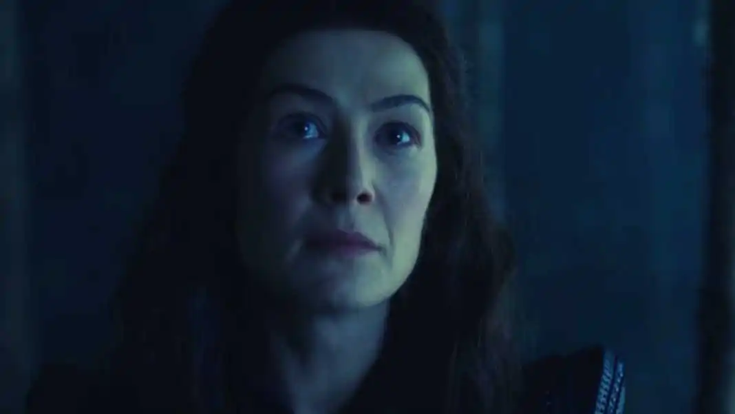 Rosamund Pike em A Roda do Tempo do Prime Video disponível