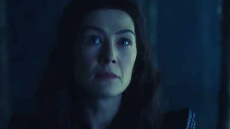 A Roda do Tempo, com Rosamund Pike, já está disponível no Prime Video