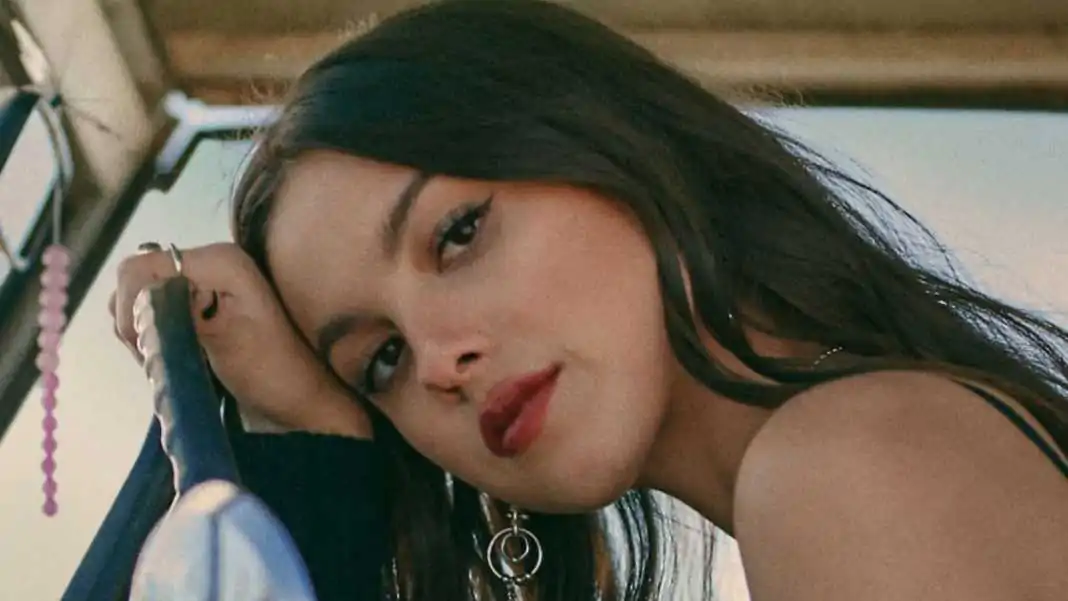 Olivia Rodrigo: driving home 2 u disney+ letra twitter