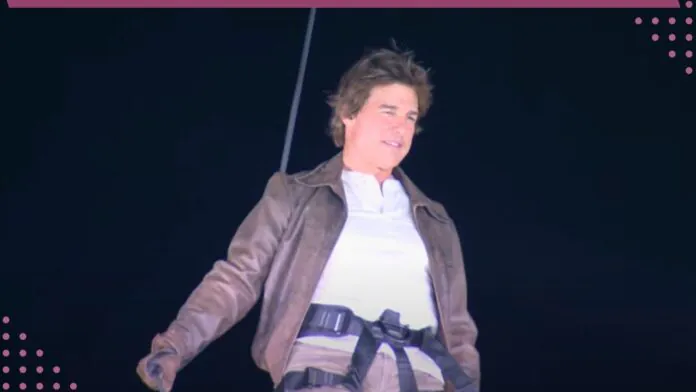 Tom Cruise faz descida de tirolesa no melhor estilo de cinema durante o encerramento das Olimpíadas 2024