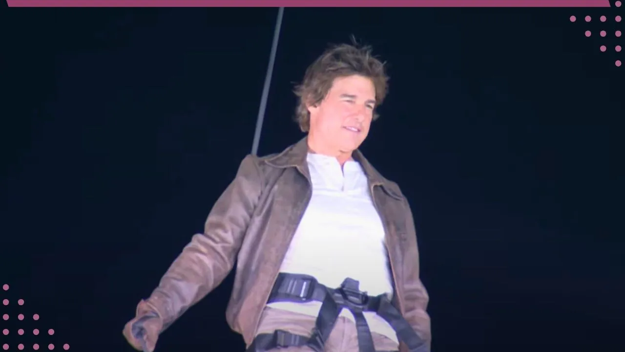 Tom Cruise faz descida de tirolesa no melhor estilo de cinema durante o encerramento das Olimpíadas 2024