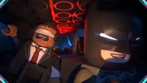 Cena cinemática de Lego Batman: The Legacy of the Dark Knight mostrando Batman face a face com um personagem em ambiente com iluminação vermelha intensa, destacando o humor e o estilo dramático do título previsto para 2026.